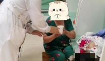 感动！老人看病钱不够 医务人员来垫资